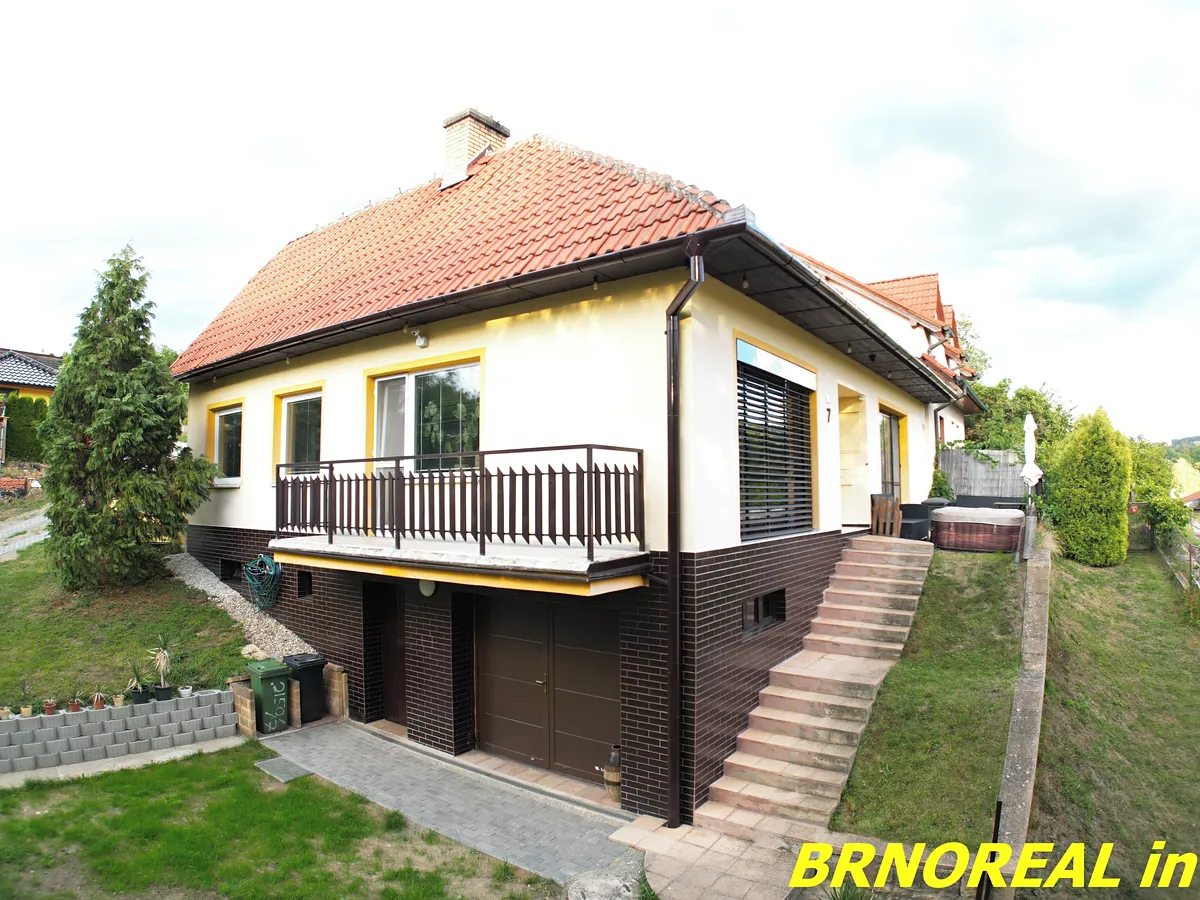 Prodej rodinného domu 302 m², pozemek 758 m²